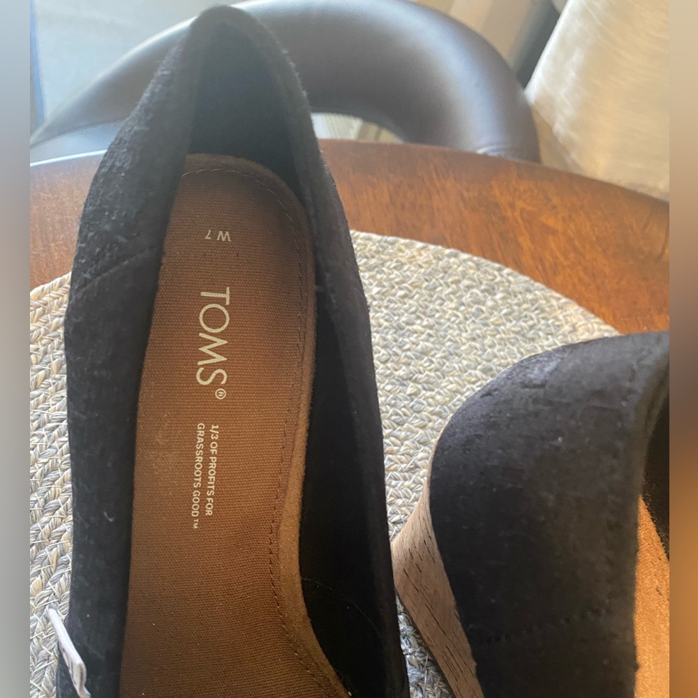 SHOES- TOMS Black sandal with 3 1/2 inch cork heel - Picture 2 of 4